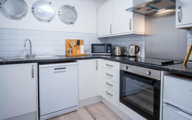 The Crows Nest - 1 Bed Apartment - Swansea Marina