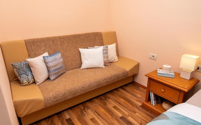 Beautiful Apartment in Podstrana With Wifi