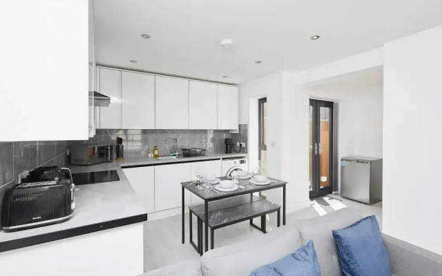 Modern 2 Bedroom House With Free Gated Parking