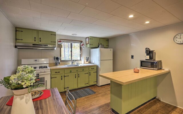 Arrowhead Lake Amenities: Quaint Home w/ Fireplace