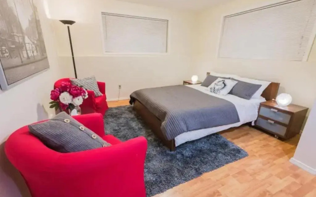 Two Bedroom MIL Apartment Close to Airport Link Rail