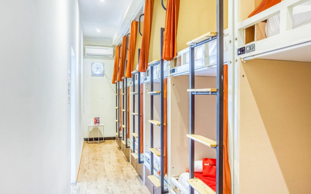 RedDoorz Hostel near Tugu Train Station