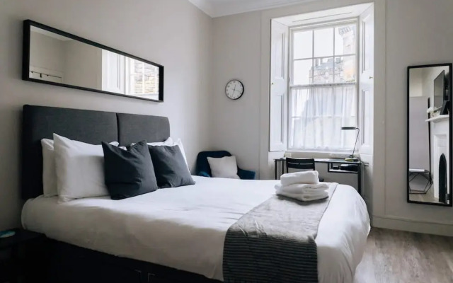 Chic 1BD Flat - W/views of Edinburgh Castle!