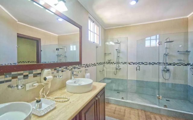 Large Golf View Villa With Pool Jacuzzi and Staff