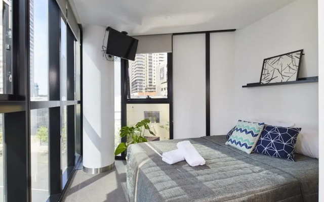 Stylish One Bedroom With Urban Convenience