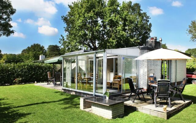 Comfortably Furnished Bungalow on Lake Veere