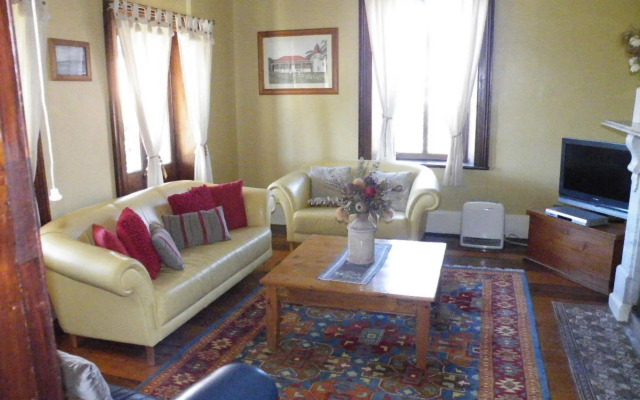 Pacific Heights Holiday Apartments and Munn’s Tower House