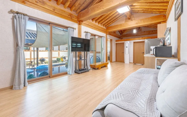 Gyeongju Adamwon Hanok Dokchae Pension