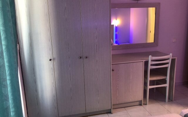 Silver Beach Hotel and Annexe Apartments