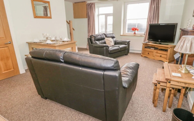 2 Park Nook Close