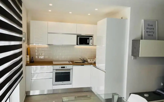 Sliema, Stylish 2 Bedroom Apartment with Parking