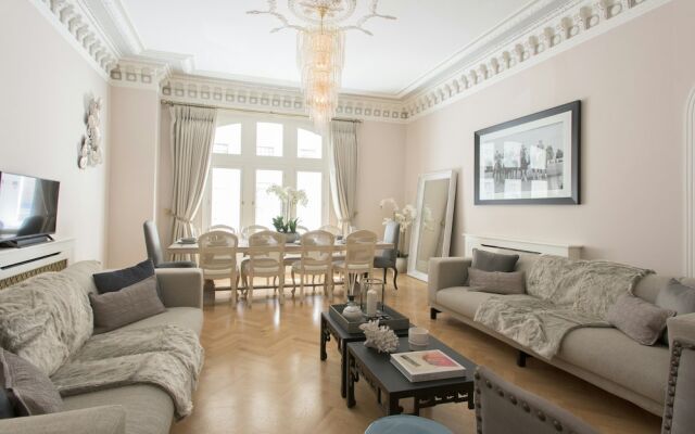 The Luxe Whitehall Duplex Apartment