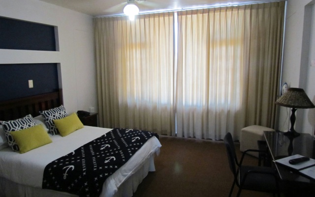 Hoedjiesbaai Hotel