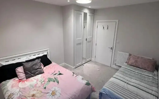 3br-3bath-central London-parking-petsok-fireplace