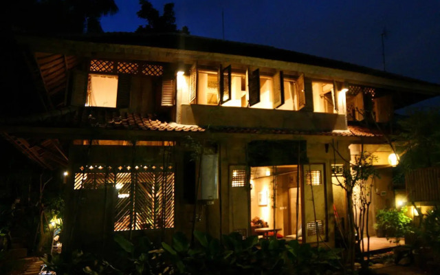 Artist Eco Villa With Wood And Clay