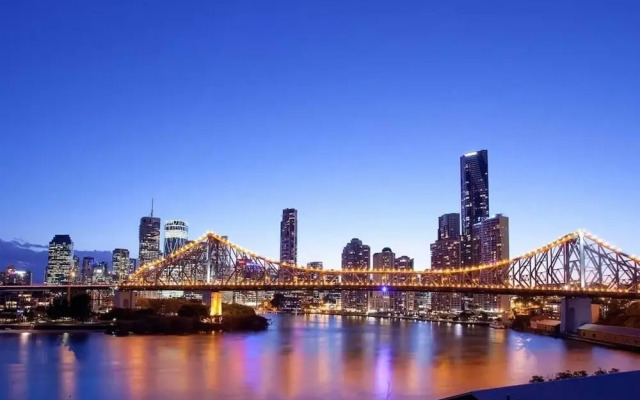 Sky High 2 Bedroom Apartment in Central Brisbane