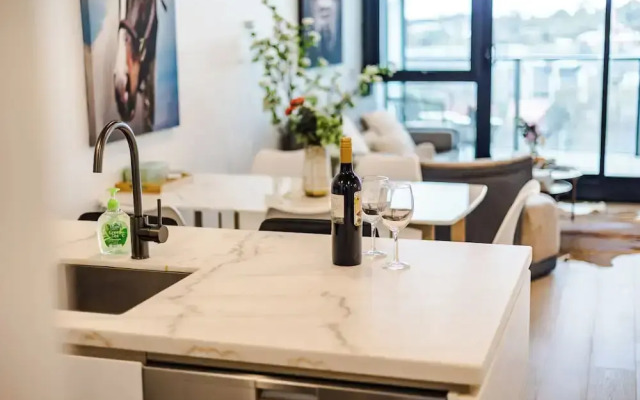 StayAU Cozy & Stylish 2BR in Box Hill