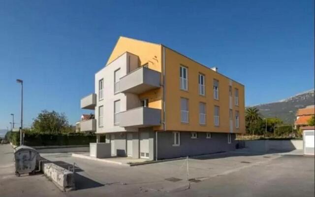 Apartments with a parking space Kastel Luksic, Kastela - 18790