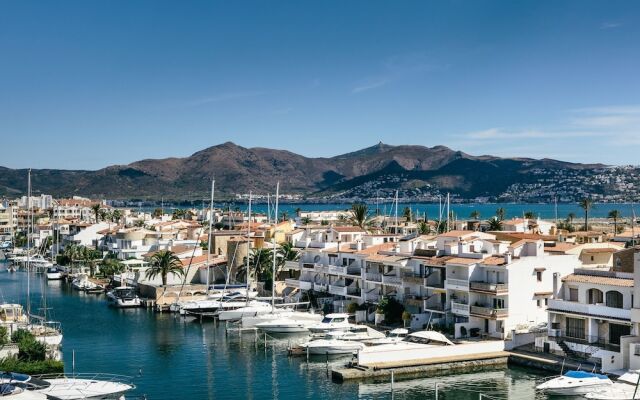 Luxurious Apartment in Empuriabrava With Sea View