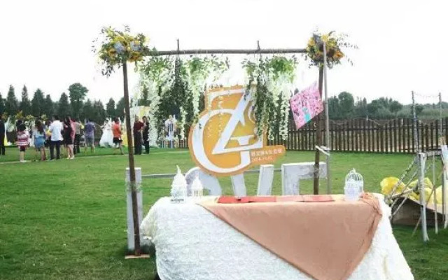 Mingzhu Lake Swan Garden Resort