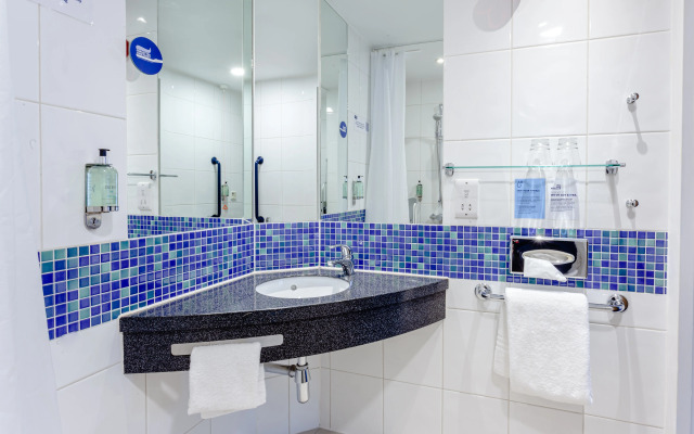 Holiday Inn Express Edinburgh Airport by IHG