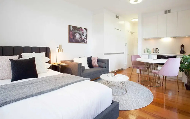 Comfortable Renovated Studio Close To City