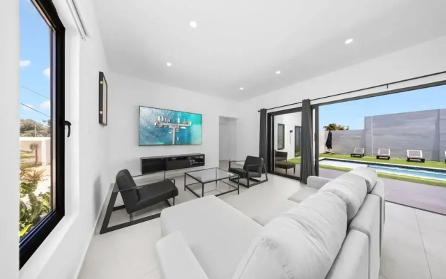 Brand NEW Villa Central Location Private Pool