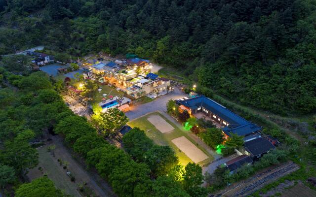 Gapyeong Healing Poolvilla Pension Town