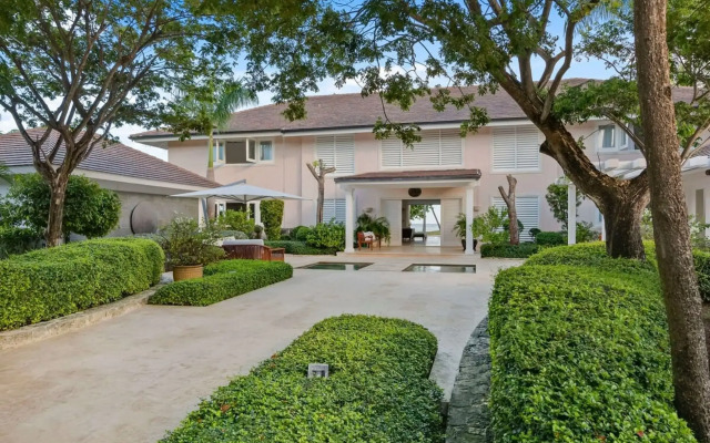 Oceanfront Golf Course Estate w Pool Guest House