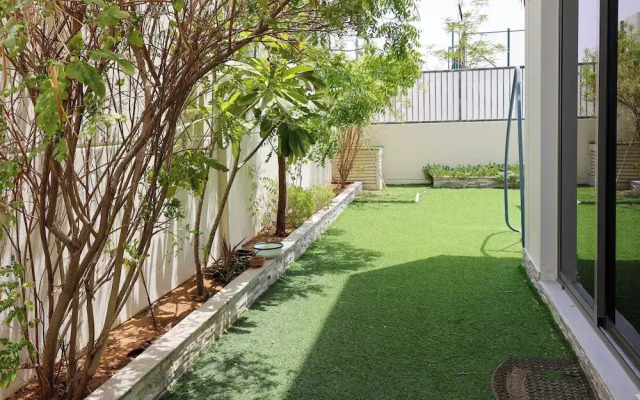 Luxury 4B and maid's with private garden