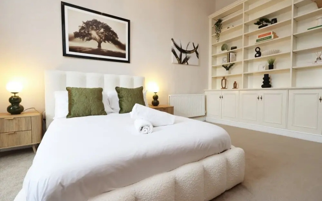 Spacious 3BR Flat in Cowbridge Centre