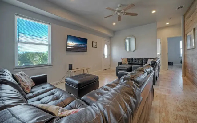 Sleeps 26 2 Homes w/ Waterfront Pool + Boat Dock Laguna Village Escape