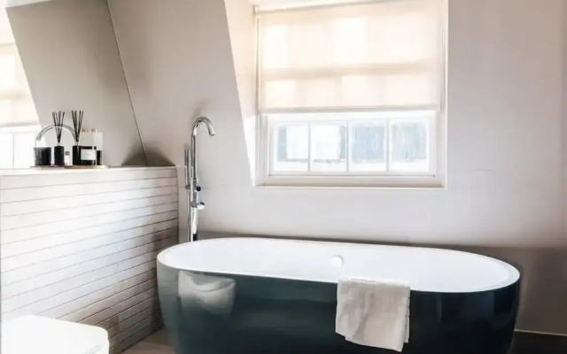 Modern Stylish Central Bath Apartment