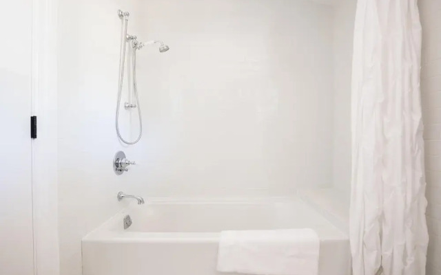 Romero by AvantStay | Villa Close to the Beach w/ Pool & Spa | Sleeps 17!