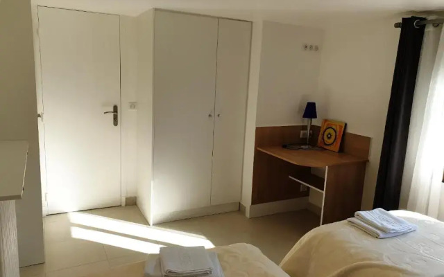 Maison d'une chambre avec terrasse et wifi a Argenteuil