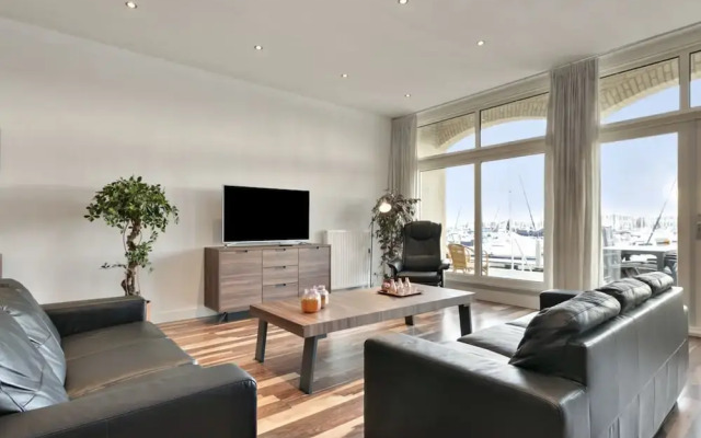 Spacious Luxury Apartment With Beautiful Views of the Marina