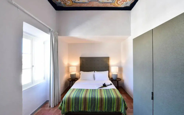The Noble House Suites & Apartments