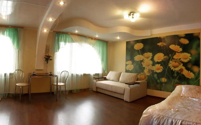 Квартира на проспекте Александра Поля с ромашками (Apartment on the Oleksandra Polia avenue with chamomiles)