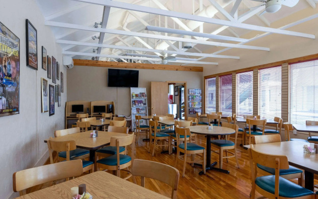 Super 8 by Wyndham Branson / Shepherd of the Hills Exwy