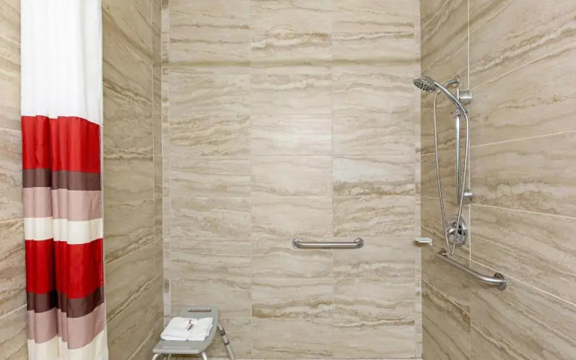 Red Roof Inn & Suites Omaha - Council Bluffs