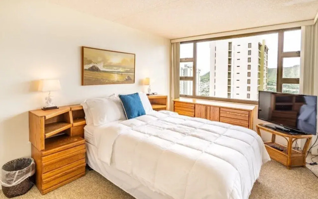 Waikiki Banyan W/ocean Views Free Parking