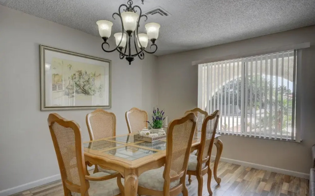 Luxurious 4BR House with Large Pool Near Strip