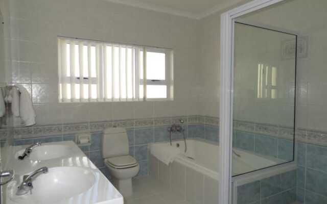 Stunning 3-bed Lakeside Villa With Private Pool