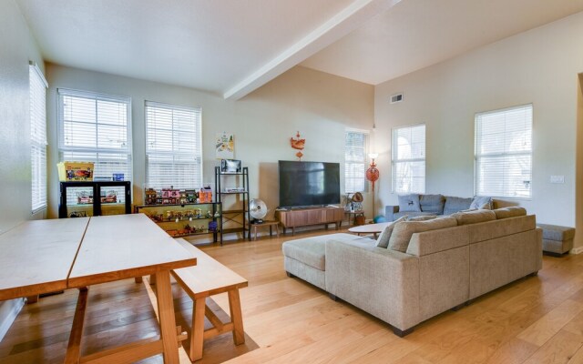 Spacious & Scenic 4br W/ Deskspace In Hayward 4 Bedroom Home by Redawning