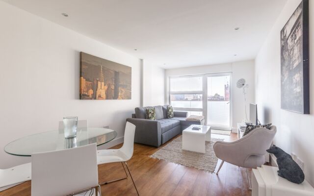 Luxury 2-bed Flat, Parking and Close to the Tube
