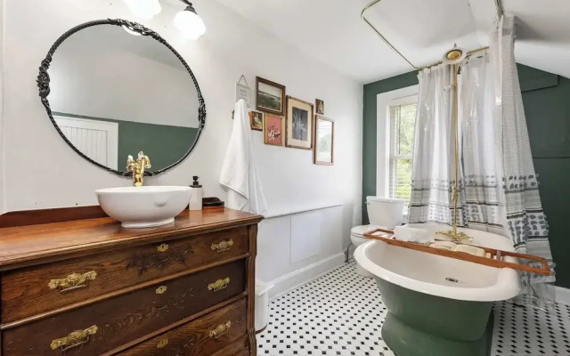 German Charm Suites Sleeps 8!