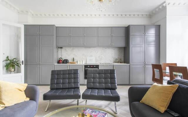 4-bed Flat in West London, Sleeps 8, 8 min to Tube