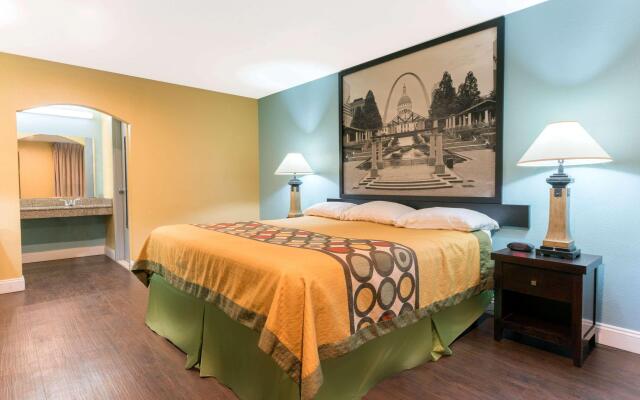 Super 8 by Wyndham Fenton/St. Louis Area