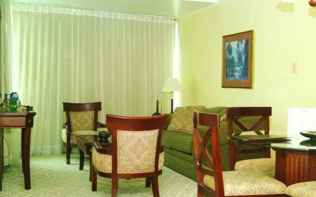 La Colina Suites