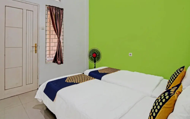 SPOT ON 92255 Lucky Guesthouse